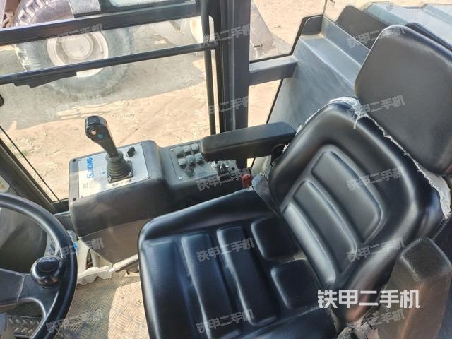 駕駛室側(cè)向上照全景（壓路機(jī)駕駛室）