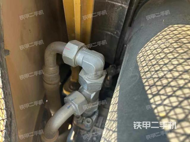 液壓泵艙室正面整體（整機外觀）