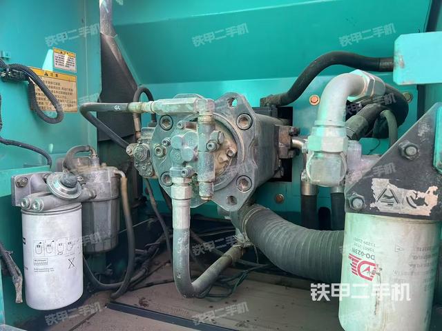 液壓泵艙室正面整體(整機外觀) 液壓泵艙室正面整體(整機外觀)