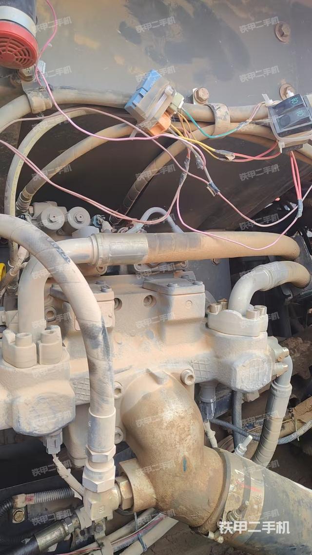 液压泵舱室正面整体（整机外观）