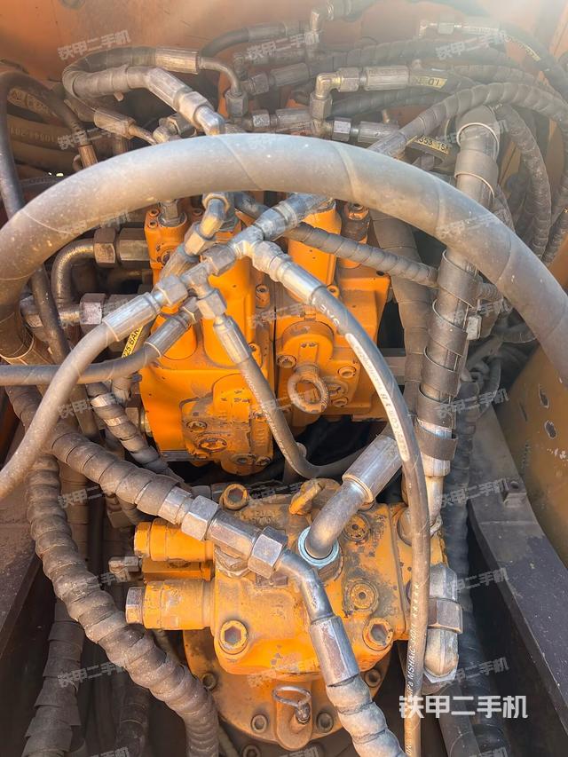 回轉(zhuǎn)馬達(dá)和主控閥（整機(jī)外觀(guān)）