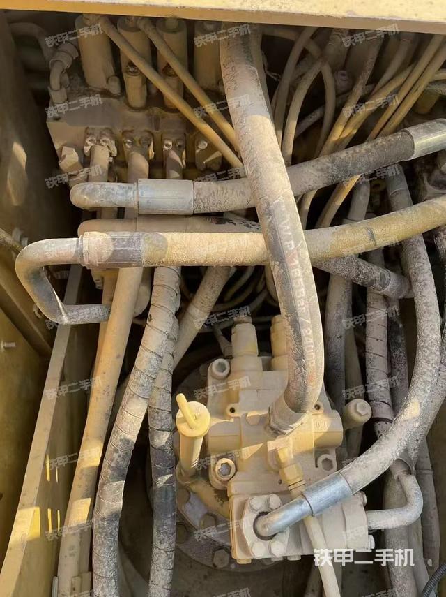 回轉(zhuǎn)馬達(dá)和主控閥(整機(jī)外觀) 回轉(zhuǎn)馬達(dá)和主控閥(整機(jī)外觀)