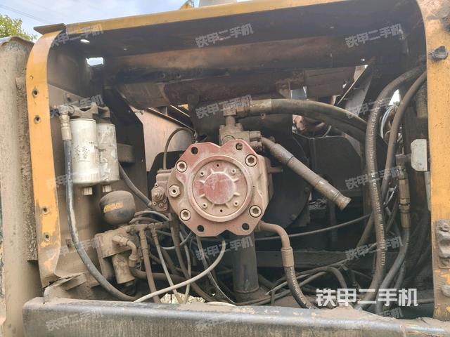 液壓泵艙室正面整體（整機外觀）