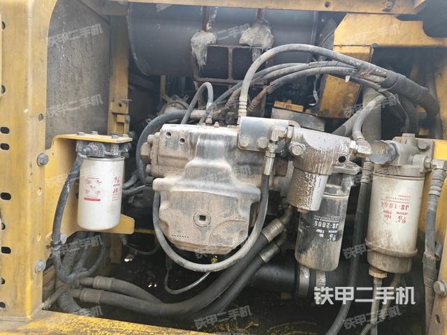 液壓泵艙室正面整體(整機外觀) 液壓泵艙室正面整體(整機外觀)