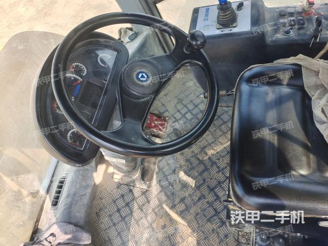 駕駛室頂蓬內(nèi)（壓路機(jī)駕駛室）