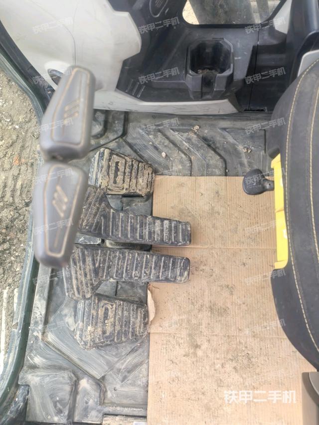 行走控制手柄和踏板?俯拍（駕駛室部分）