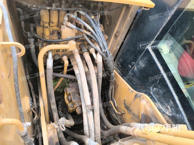 回轉(zhuǎn)馬達(dá)和主控閥（整機(jī)外觀）