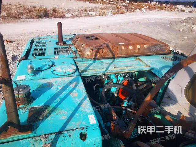 駕駛室頂部(整機(jī)外觀) 駕駛室頂部(整機(jī)外觀)