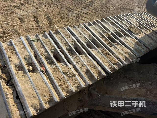 單側(cè)履帶整體(整機外觀) 單側(cè)履帶整體(整機外觀)