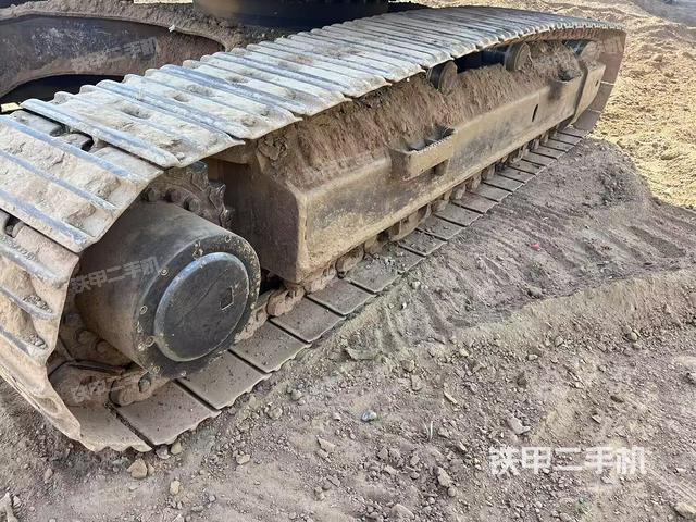 單側(cè)履帶整體(整機(jī)外觀) 單側(cè)履帶整體(整機(jī)外觀)