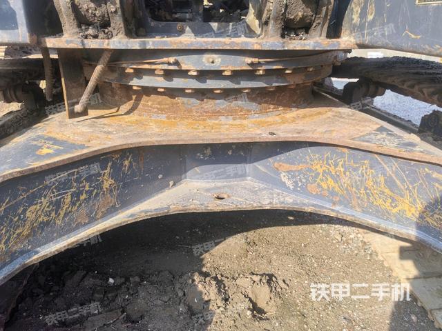 轉(zhuǎn)盤和下車架正前(工作和回轉(zhuǎn)裝置) 轉(zhuǎn)盤和下車架正前(工作和回轉(zhuǎn)裝置)