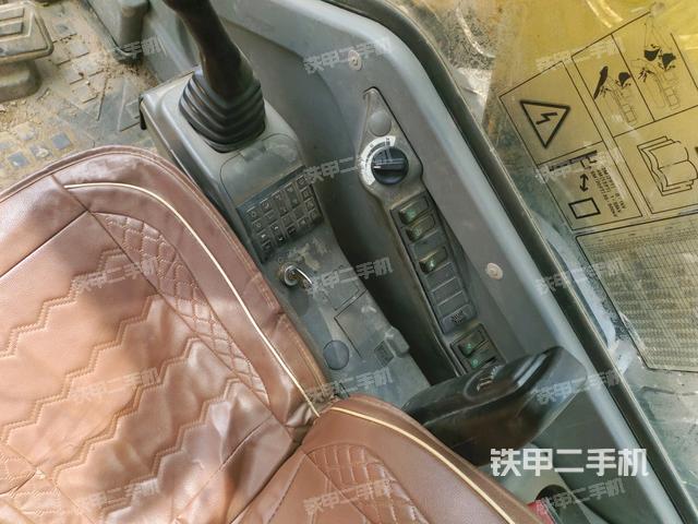 座椅右側(cè)控制臺/鑰匙門/油門/含右手柄(駕駛室部分) 座椅右側(cè)控制臺/鑰匙門/油門/含右手柄(駕駛室部分)