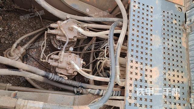 液壓泵艙室正面整體(整機外觀) 液壓泵艙室正面整體(整機外觀)