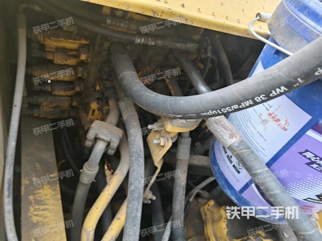 回轉(zhuǎn)馬達和主控閥(整機外觀) 回轉(zhuǎn)馬達和主控閥(整機外觀)