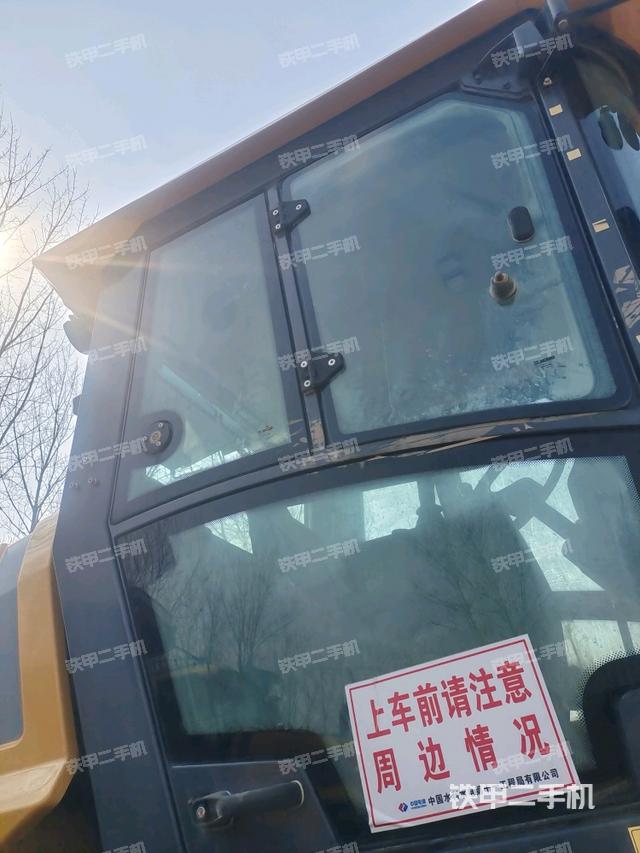 右側(cè)正面照（壓路機(jī)駕駛室）