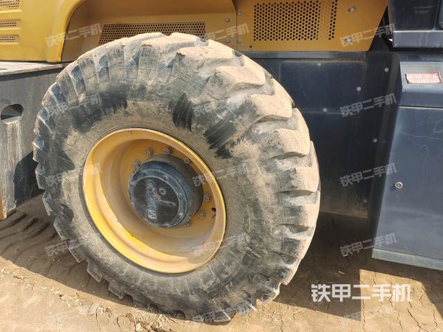 后輪右側(cè)全景（壓路機(jī)前后車架）