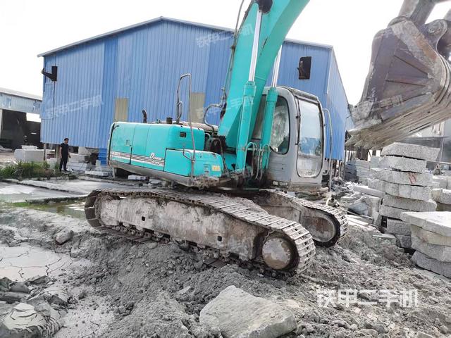 單側(cè)履帶整體(整機(jī)外觀) 單側(cè)履帶整體(整機(jī)外觀)