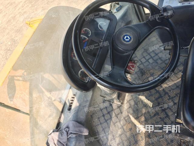 駕駛室側(cè)向上照全景（壓路機(jī)駕駛室）