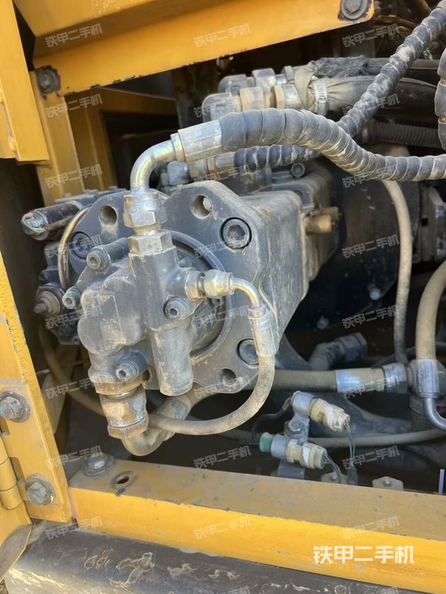 液壓泵艙室正面整體(整機外觀) 液壓泵艙室正面整體(整機外觀)