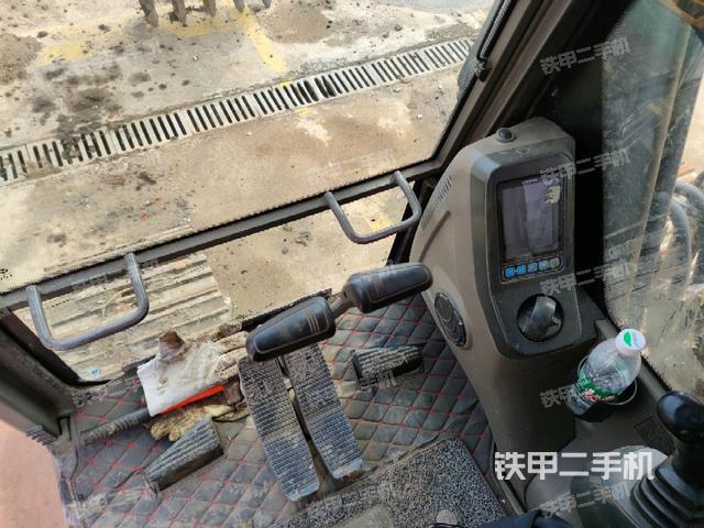 行走控制手柄和踏板 俯拍(驾驶室部分) 行走控制手柄和踏板 俯拍(驾驶室部分)