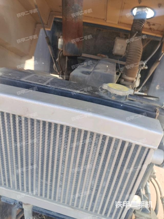 散熱器全景(壓路機(jī)發(fā)動(dòng)機(jī)艙) 散熱器全景(壓路機(jī)發(fā)動(dòng)機(jī)艙)