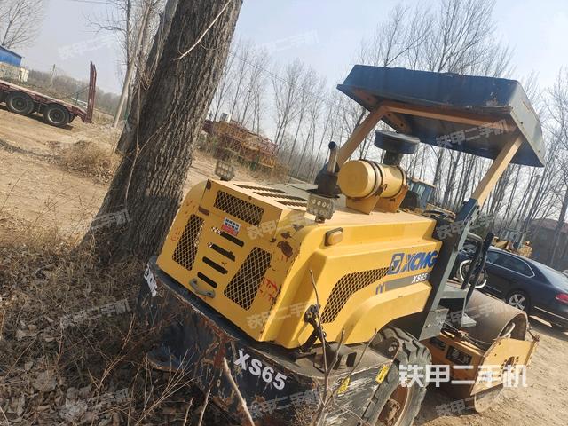 右后45°(壓路機(jī)整機(jī)外觀) 右后45°(壓路機(jī)整機(jī)外觀)