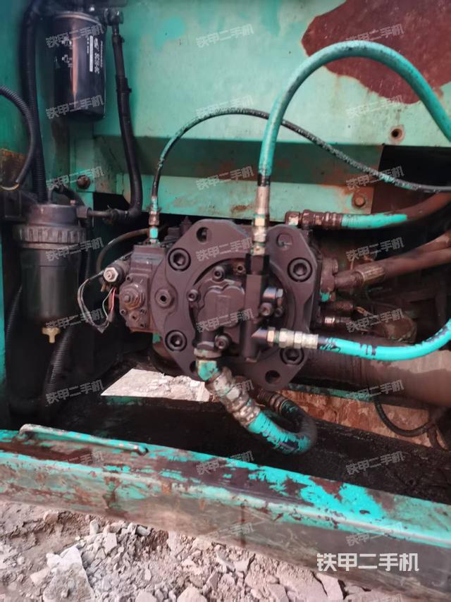 液壓泵艙室正面整體(整機(jī)外觀) 液壓泵艙室正面整體(整機(jī)外觀)