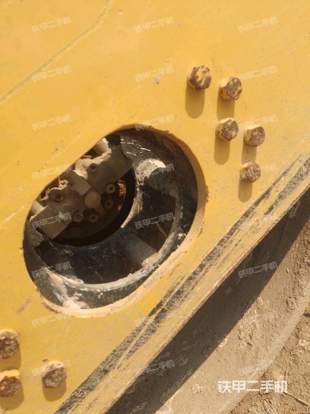 后輪左側(cè)全景(壓路機(jī)前后車架) 后輪左側(cè)全景(壓路機(jī)前后車架)