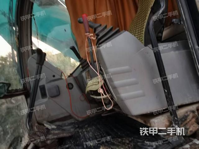 駕駛室整體(整機(jī)外觀) 駕駛室整體(整機(jī)外觀)