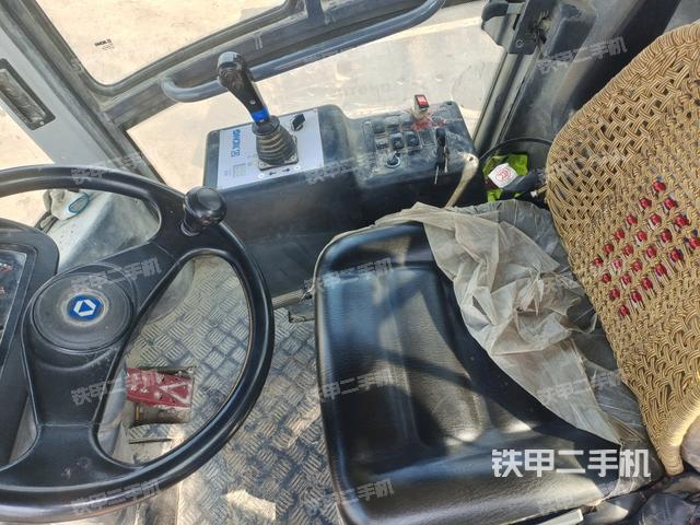 駕駛室內(nèi)座椅、儀表操作手柄全景（壓路機(jī)駕駛室）