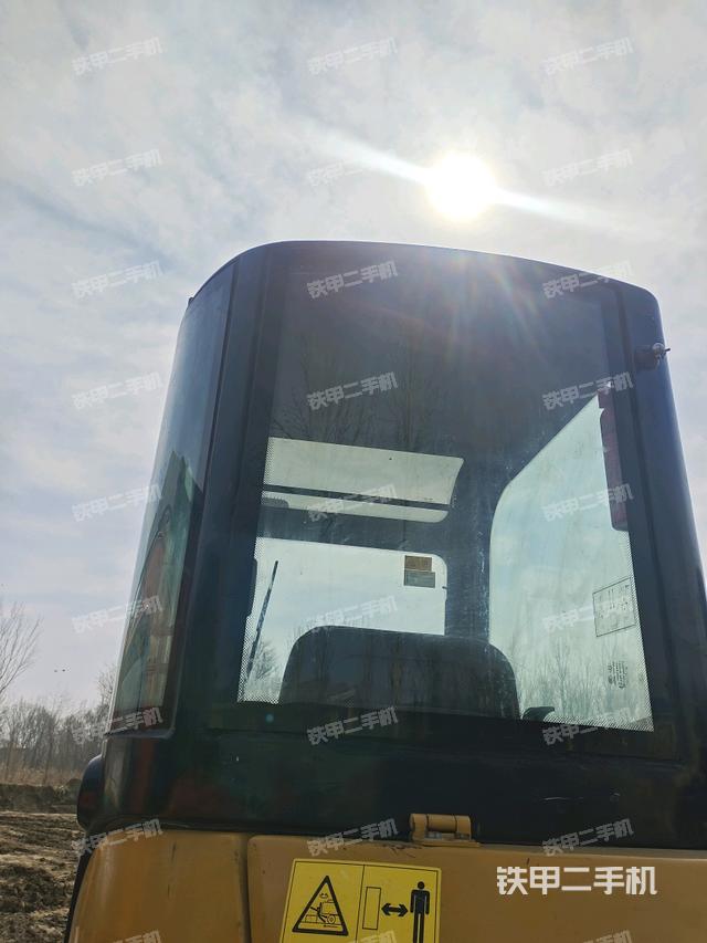 駕駛室頂部（整機外觀）