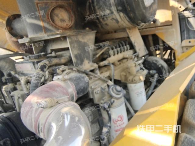 發(fā)動(dòng)機(jī)右側(cè)全景（壓路機(jī)發(fā)動(dòng)機(jī)艙）