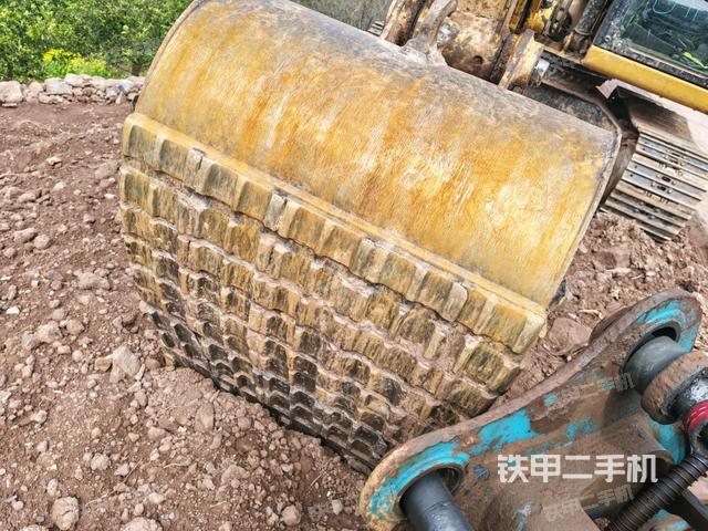 大臂油缸整体 竖拍（工作和回转装置）