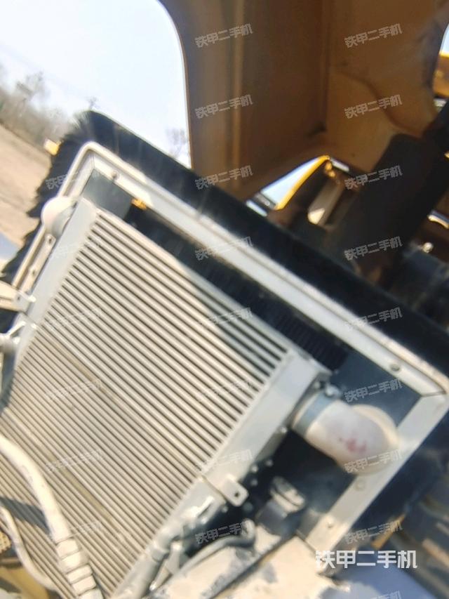 發(fā)動(dòng)機(jī)上部全景（壓路機(jī)發(fā)動(dòng)機(jī)艙）