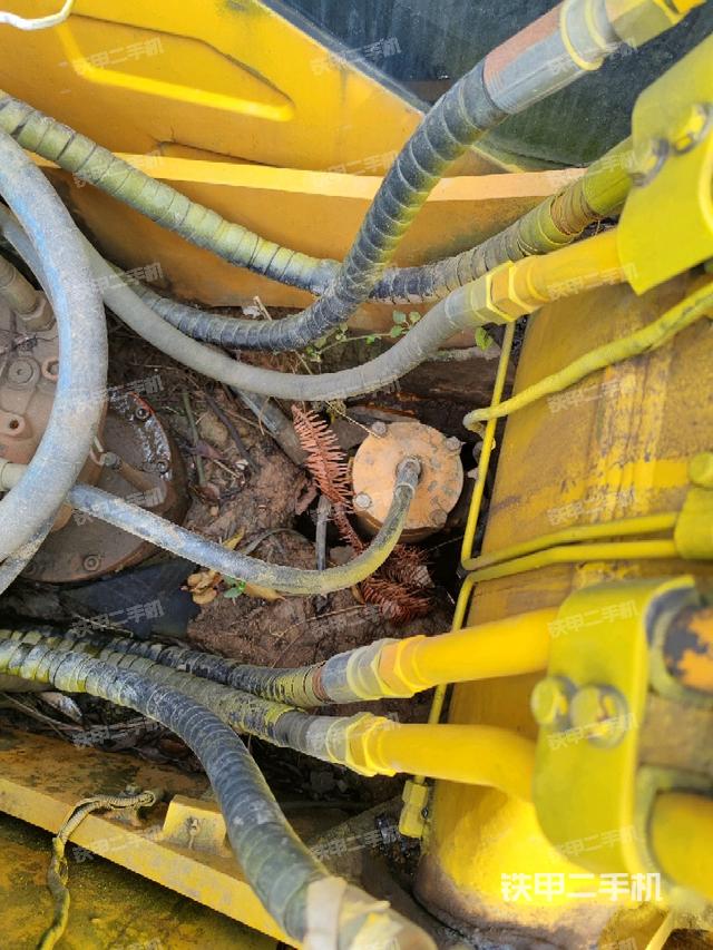 中央回轉(zhuǎn)接頭特寫(xiě)(上車(chē)部件) 中央回轉(zhuǎn)接頭特寫(xiě)(上車(chē)部件)