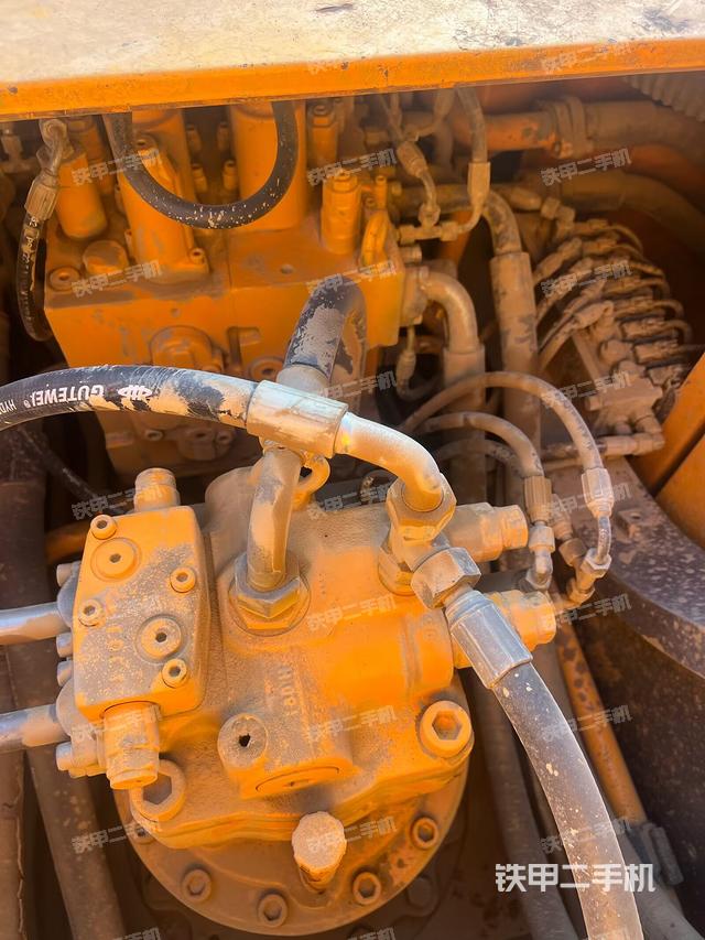 回轉(zhuǎn)馬達(dá)和主控閥（整機(jī)外觀）