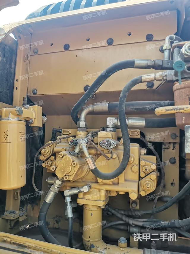 液壓泵艙室正面整體（整機外觀）