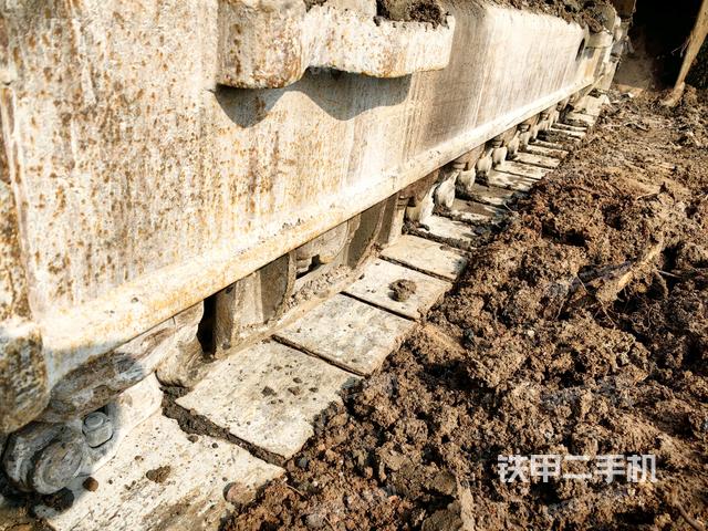 右側(cè)履帶整體(行走機構(gòu)) 右側(cè)履帶整體(行走機構(gòu))