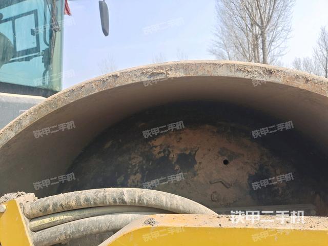 后輪左側(cè)全景（壓路機(jī)前后車架）