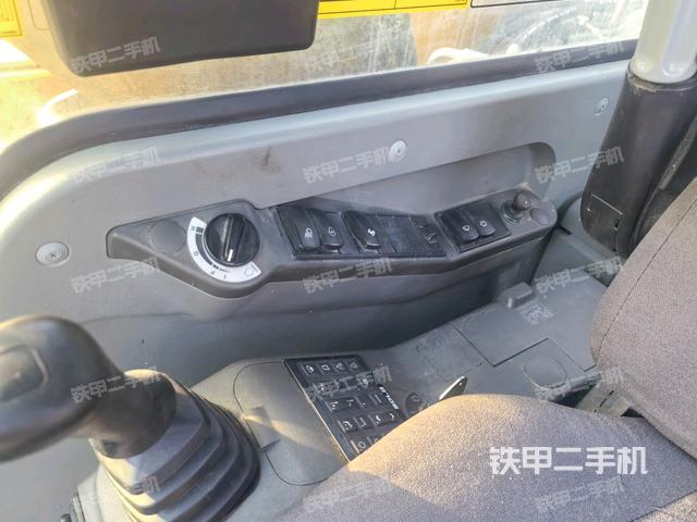 座椅右側(cè)控制臺(tái)/鑰匙門/油門/含右手柄（駕駛室部分）