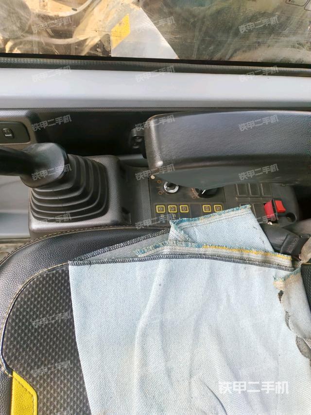 座椅右側(cè)控制臺/鑰匙門/油門/含右手柄（駕駛室部分）