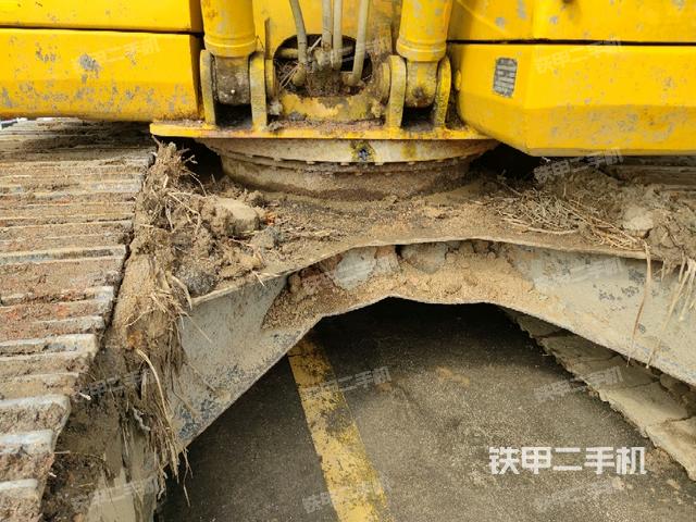 轉(zhuǎn)盤(pán)和下車(chē)架正前(工作和回轉(zhuǎn)裝置) 轉(zhuǎn)盤(pán)和下車(chē)架正前(工作和回轉(zhuǎn)裝置)