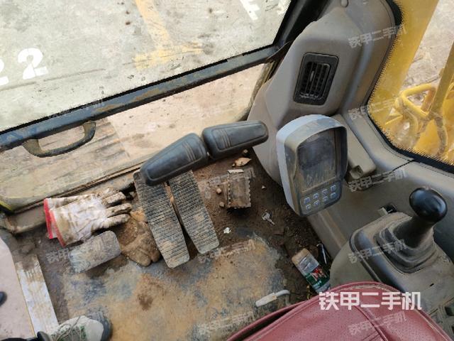 行走控制手柄和踏板?俯拍(駕駛室部分) 行走控制手柄和踏板?俯拍(駕駛室部分)