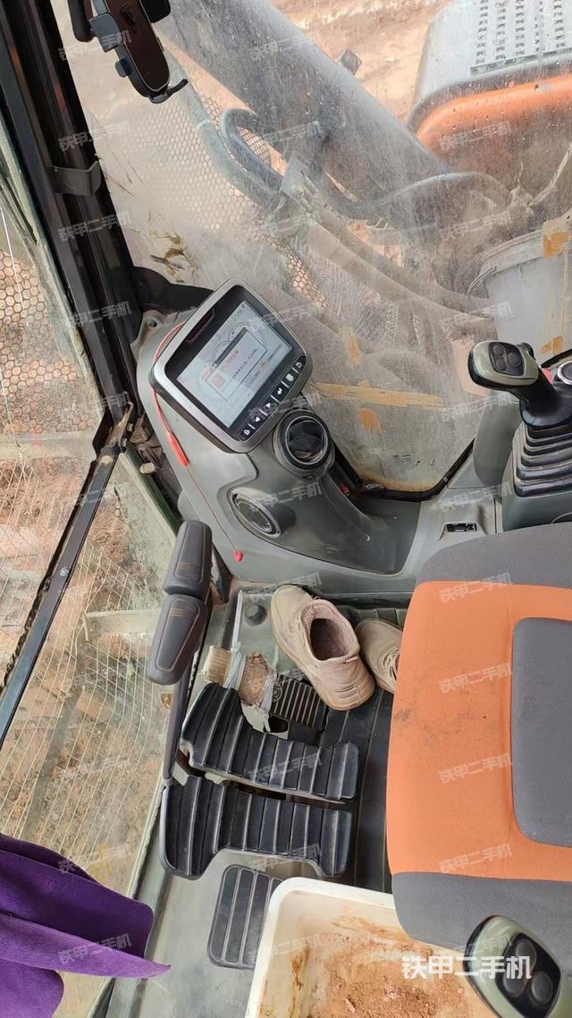 駕駛室頂部(整機外觀) 駕駛室頂部(整機外觀)