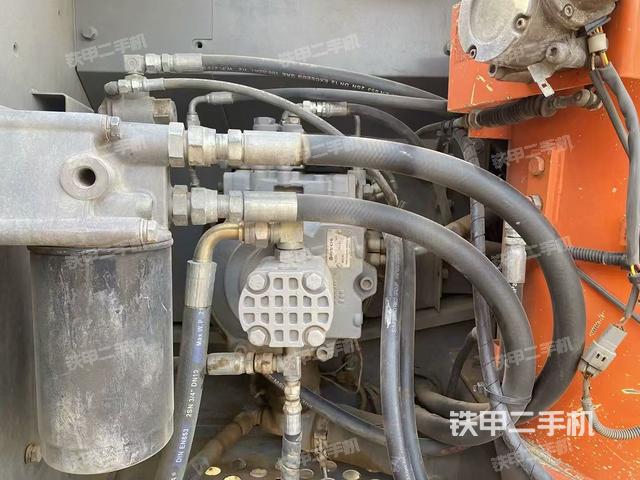液壓泵艙室正面整體(整機外觀) 液壓泵艙室正面整體(整機外觀)