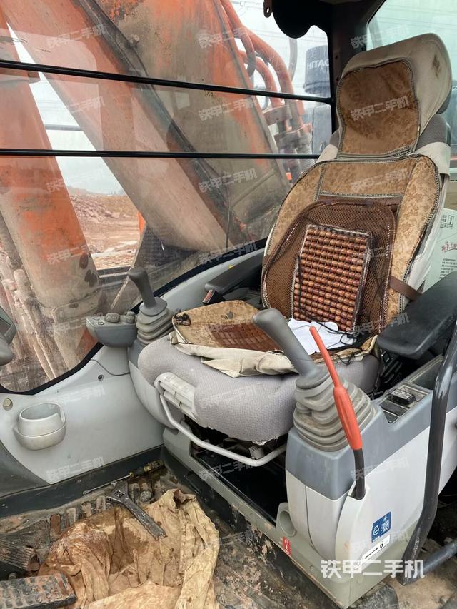 座椅右側控制臺/鑰匙門/油門/含右手柄（駕駛室部分）