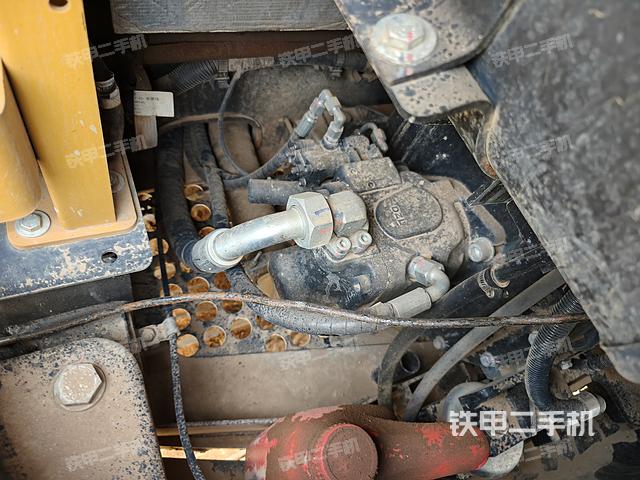 液压泵舱室正面整体（整机外观）