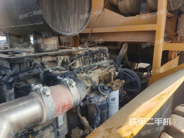 發(fā)動機(jī)上部全景（壓路機(jī)發(fā)動機(jī)艙）