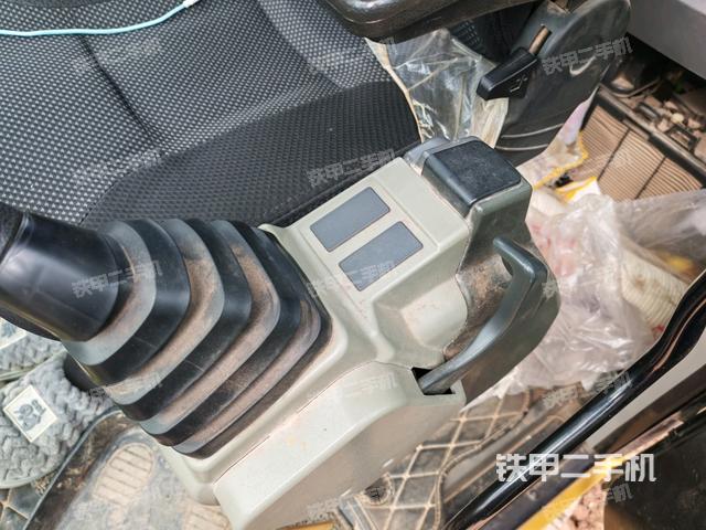 座椅左侧控制台/音响/含左手柄（驾驶室部分）