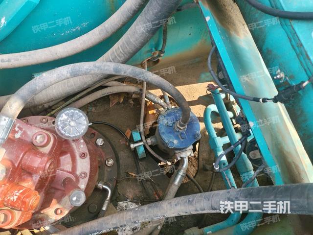 中央回轉(zhuǎn)接頭特寫（上車部件）